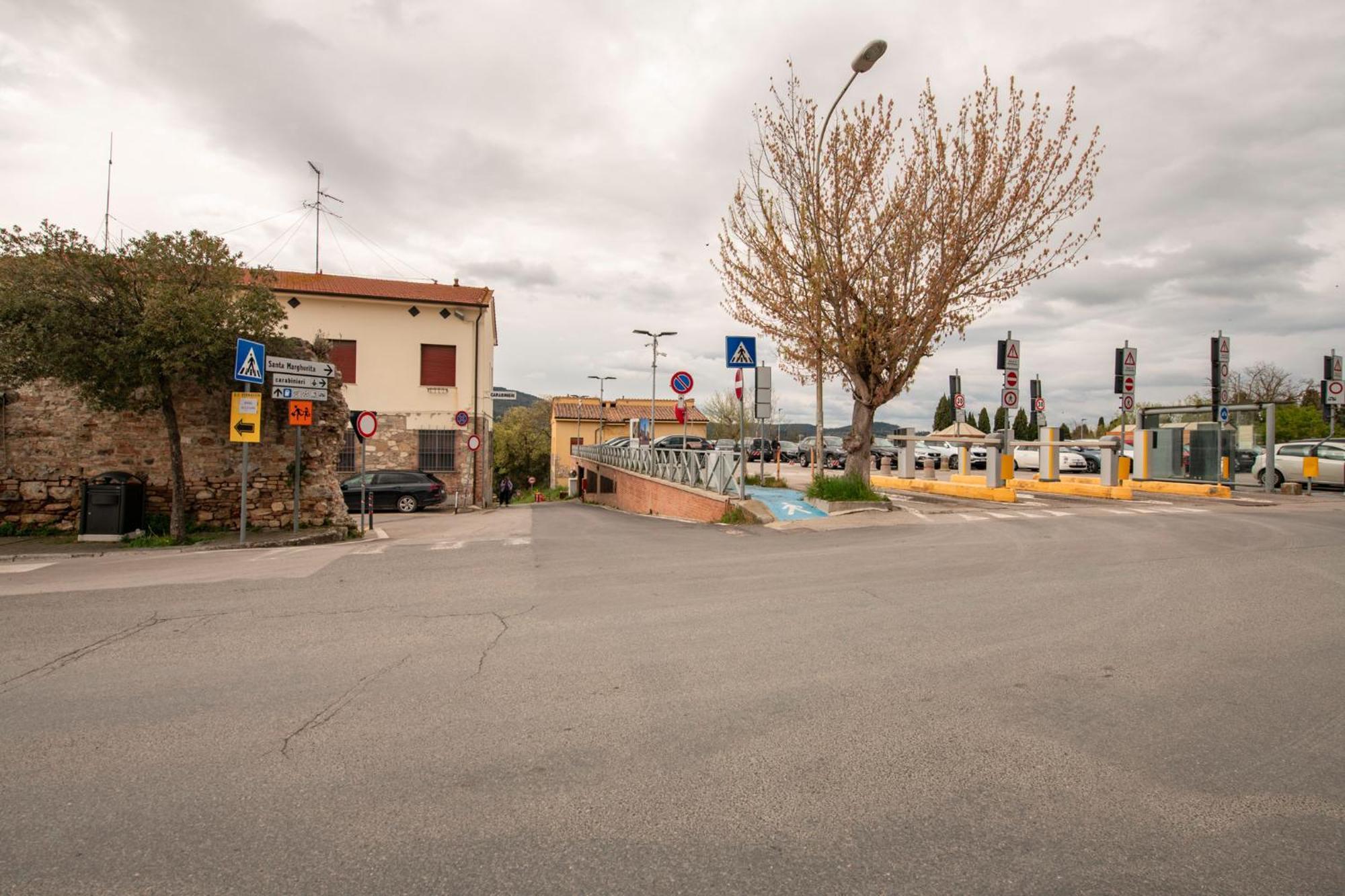 Bellavista Free Parking City Center San Gimignano Exterior photo